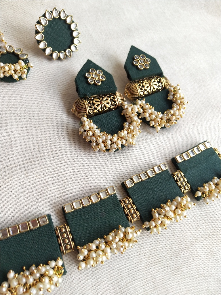 Lovely Choker Set.. Colours can be customised