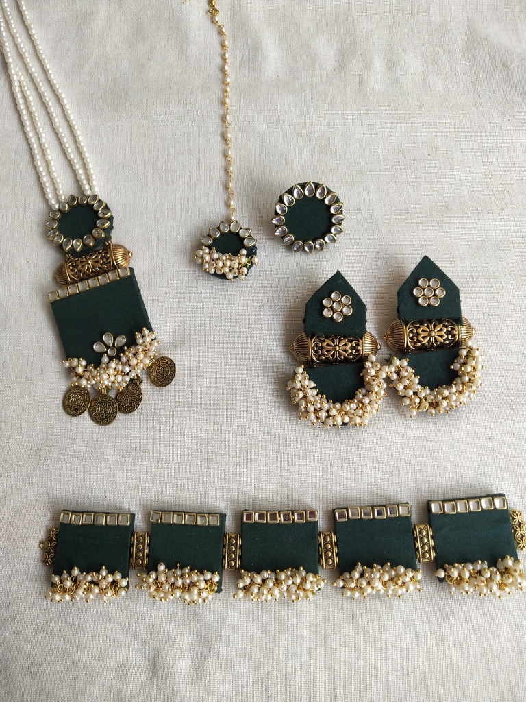 Lovely Choker Set.. Colours can be customised