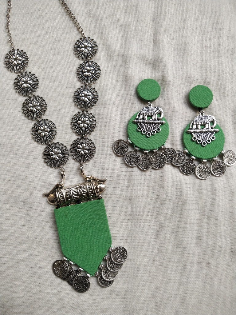 Long Fabic Nacklase with Oxidized rings
