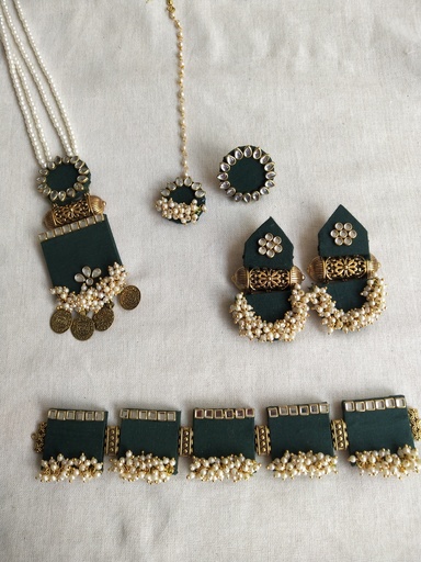 Lovely Choker Set.. Colours can be customised